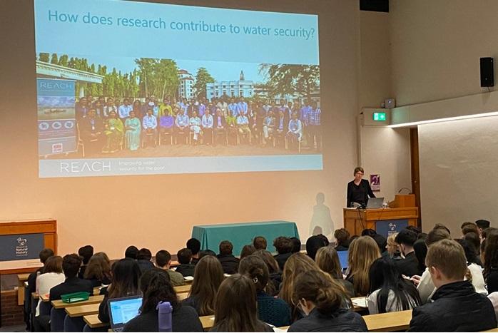 Nancy Gladstone presenting to school students.