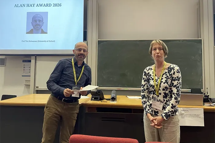 Prof Tim Schwanen receiving the award